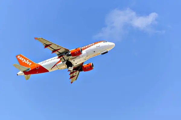 Barselona, İspanya; 18 Mayıs 2024: Easyjet Europa havayolu A319 sefer sayılı Airbus, Barselona-El Prat 'taki Josep Tarradellas havaalanından havalanmaktadır..