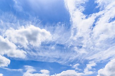 Parlak mavi gökyüzünde beyaz bulutlar. Doğanın güzelliği