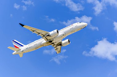 Barselona, İspanya; 18 Mayıs 2024: Air France Airbus A220 uçağı, Barcelona-El Prat 'taki Josep Tarradellas havaalanından havalanmaktadır.