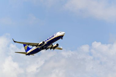 Barselona, İspanya; 18 Mayıs 2024: Ryanair şirketinin Boeing 737 uçağı, Barselona-El Prat 'taki Josep Tarradellas havaalanından havalandı.