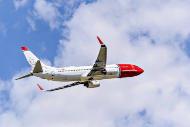 Barselona, İspanya; 18 Mayıs 2024: Norveç firmasının Boeing 737 uçağı, Barselona-El Prat 'taki Josep Tarradellas havaalanından havalandı.