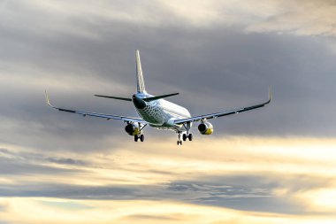 Barselona, İspanya; 1 Kasım 2023: Vueling şirketinin Airbus A320 uçağı, gün batımında Josep Tarradellas Barselona-El Prat havaalanına indi.
