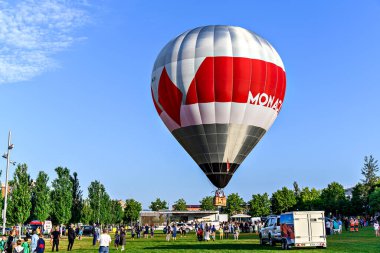 Igualada, Barselona, 6 Temmuz 2023. 27. Avrupa Balon Festivali. Sıcak hava balonlarının konsantrasyonu.