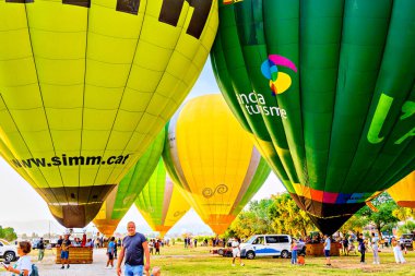 Igualada, Barselona, İspanya; 14 Temmuz 2024. 28. Avrupa Balon Festivali Igualada 'da. Sıcak hava balonlarının konsantrasyonu.