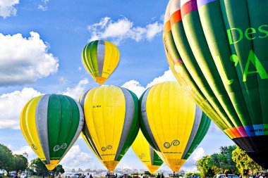 Igualada, Barselona, İspanya; 14 Temmuz 2024. 28. Avrupa Balon Festivali Igualada 'da. Sıcak hava balonlarının konsantrasyonu.