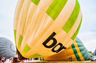Igualada, Barselona, İspanya; 14 Temmuz 2024. 28. Avrupa Balon Festivali Igualada 'da. Sıcak hava balonlarının konsantrasyonu.