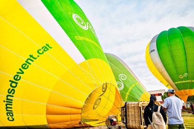 Igualada, Barselona, İspanya; 14 Temmuz 2024. 28. Avrupa Balon Festivali Igualada 'da. Sıcak hava balonlarının konsantrasyonu.