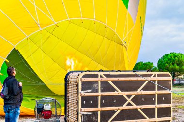 Igualada, Barselona, İspanya; 14 Temmuz 2024. 28. Avrupa Balon Festivali Igualada 'da. Sıcak hava balonlarının konsantrasyonu.