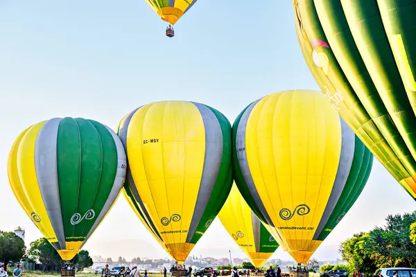 Igualada, Barselona, İspanya; 14 Temmuz 2024. 28. Avrupa Balon Festivali Igualada 'da. Sıcak hava balonlarının konsantrasyonu.