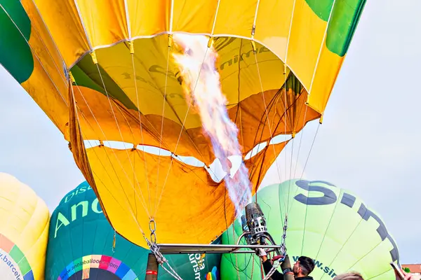 Igualada, Barselona, İspanya; 14 Temmuz 2024. 28. Avrupa Balon Festivali Igualada 'da. Sıcak hava balonlarının konsantrasyonu.