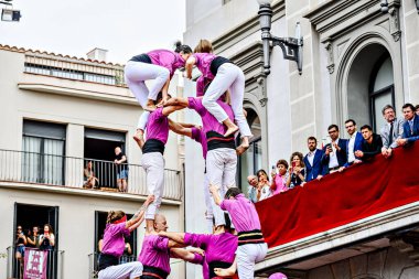 Igualada, Barcelona; 25 Ağustos 2024: Moixiganguers grubunun Igualada 'daki ana festivalde gerçekleştirdiği insan kulesi performansı