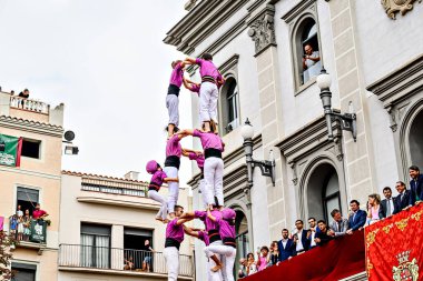Igualada, Barcelona; 25 Ağustos 2024: Moixiganguers grubunun Igualada 'daki ana festivalde gerçekleştirdiği insan kulesi performansı