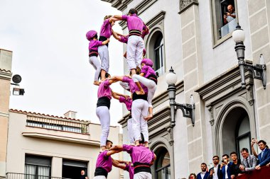 Igualada, Barcelona; 25 Ağustos 2024: Moixiganguers grubunun Igualada 'daki ana festivalde gerçekleştirdiği insan kulesi performansı