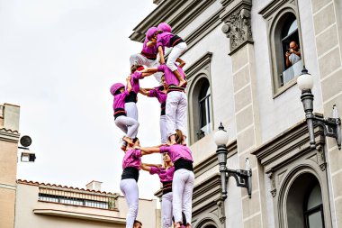 Igualada, Barcelona; 25 Ağustos 2024: Moixiganguers grubunun Igualada 'daki ana festivalde gerçekleştirdiği insan kulesi performansı