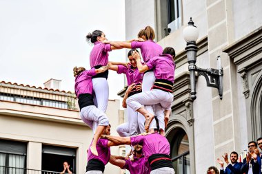 Igualada, Barcelona; 25 Ağustos 2024: Moixiganguers grubunun Igualada 'daki ana festivalde gerçekleştirdiği insan kulesi performansı