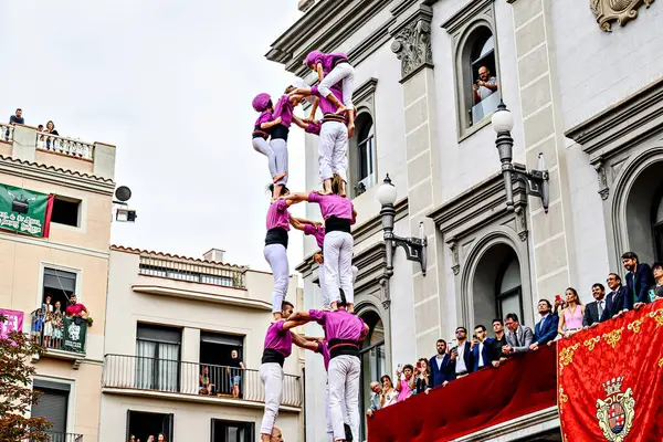 Igualada, Barcelona; 25 Ağustos 2024: Moixiganguers grubunun Igualada 'daki ana festivalde gerçekleştirdiği insan kulesi performansı