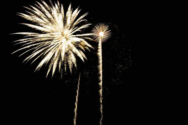 Gece gökyüzünü aydınlatan havai fişekler. Piroteknik, soyut