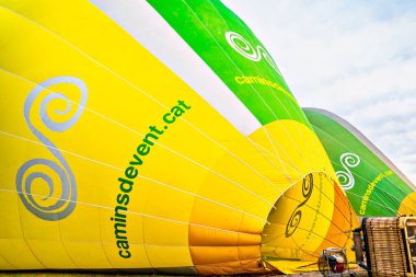 Igualada, Barselona, İspanya; 14 Temmuz 2024. 28. Avrupa Balon Festivali Igualada 'da. Sıcak hava balonlarının konsantrasyonu.