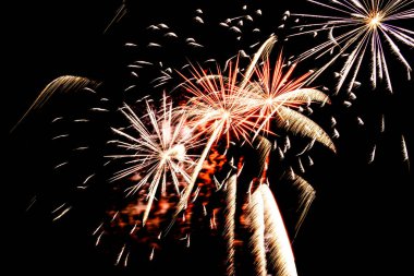 Gece gökyüzünü aydınlatan havai fişekler. Piroteknik, soyut