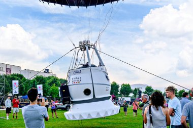 Igualada, Barselona, İspanya; 14 Temmuz 2024. 28. Avrupa Balon Festivali Igualada 'da. Sıcak hava balonlarının konsantrasyonu.