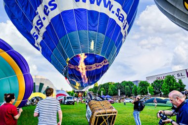 Igualada, Barselona, İspanya; 14 Temmuz 2024. 28. Avrupa Balon Festivali Igualada 'da. Sıcak hava balonlarının konsantrasyonu.