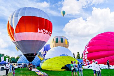 Igualada, Barselona, İspanya; 14 Temmuz 2024. 28. Avrupa Balon Festivali Igualada 'da. Sıcak hava balonlarının konsantrasyonu.