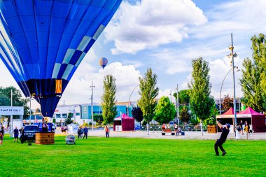 Igualada, Barselona, İspanya; 14 Temmuz 2024. 28. Avrupa Balon Festivali Igualada 'da. Sıcak hava balonlarının konsantrasyonu.