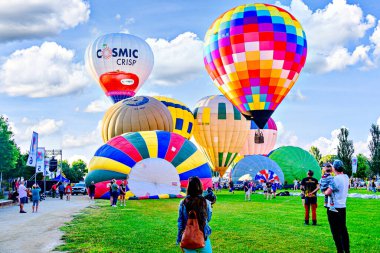 Igualada, Barselona, İspanya; 14 Temmuz 2024. 28. Avrupa Balon Festivali Igualada 'da. Sıcak hava balonlarının konsantrasyonu.