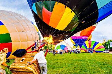 Igualada, Barselona, İspanya; 14 Temmuz 2024. 28. Avrupa Balon Festivali Igualada 'da. Sıcak hava balonlarının konsantrasyonu.
