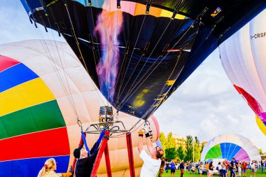 Igualada, Barselona, İspanya; 14 Temmuz 2024. 28. Avrupa Balon Festivali Igualada 'da. Sıcak hava balonlarının konsantrasyonu.