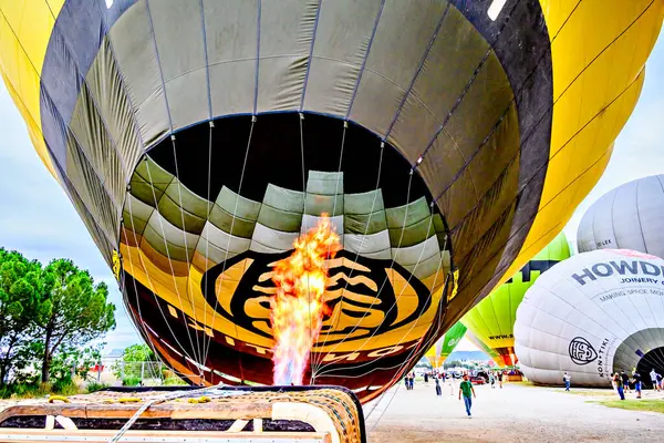 Igualada, Barselona, İspanya; 14 Temmuz 2024. 28. Avrupa Balon Festivali Igualada 'da. Sıcak hava balonlarının konsantrasyonu.