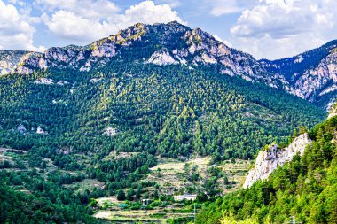 Lerida ilinin Solsones bölgesindeki La Coma ve La Pedra dağlarının güzel manzarası