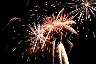 Gece gökyüzünü aydınlatan havai fişekler. Piroteknik, soyut