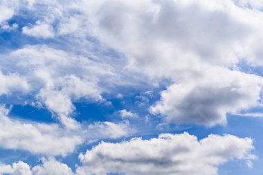 Parlak mavi gökyüzünde beyaz bulutlar. Doğanın güzelliği