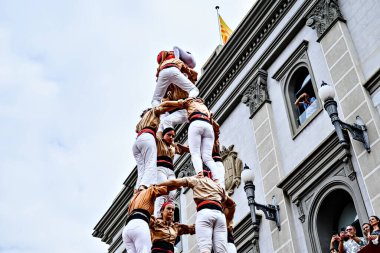Igualada, Barcelona; 25 Ağustos 2024: Şehrin ana festivalinde Xiquets de Reus grubunun insan kulesi performansı