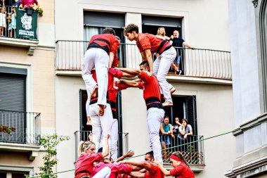 Igualada, Barcelona; 25 Ağustos 2024: Şehrin ana festivalinde Colla Jovenes Xiquets de Valls grubunun insan kulesi performansı