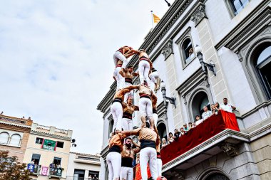 Igualada, Barcelona; 25 Ağustos 2024: Şehrin ana festivalinde Xiquets de Reus grubunun insan kulesi performansı