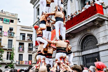 Igualada, Barcelona; 25 Ağustos 2024: Şehrin ana festivalinde Xiquets de Reus grubunun insan kulesi performansı