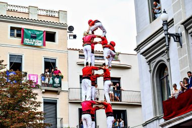 Igualada, Barcelona; 25 Ağustos 2024: Şehrin ana festivalinde Colla Jovenes Xiquets de Valls grubunun insan kulesi performansı