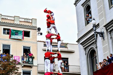 Igualada, Barcelona; 25 Ağustos 2024: Şehrin ana festivalinde Colla Jovenes Xiquets de Valls grubunun insan kulesi performansı