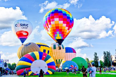 Igualada, Barselona, İspanya; 14 Temmuz 2024. 28. Avrupa Balon Festivali Igualada 'da. Sıcak hava balonlarının konsantrasyonu.