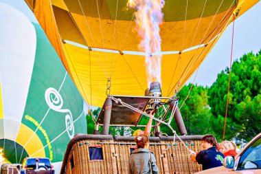 Igualada, Barselona, İspanya; 14 Temmuz 2024. 28. Avrupa Balon Festivali Igualada 'da. Sıcak hava balonlarının konsantrasyonu.