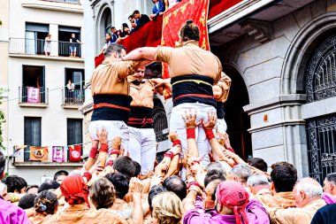 Igualada, Barcelona; 25 Ağustos 2024: Şehrin ana festivalinde Xiquets de Reus grubunun insan kulesi performansı