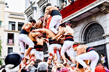Igualada, Barcelona; 25 Ağustos 2024: Şehrin ana festivalinde Xiquets de Reus grubunun insan kulesi performansı