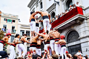 Igualada, Barcelona; 25 Ağustos 2024: Şehrin ana festivalinde Xiquets de Reus grubunun insan kulesi performansı