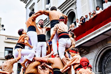 Igualada, Barcelona; 25 Ağustos 2024: Şehrin ana festivalinde Xiquets de Reus grubunun insan kulesi performansı