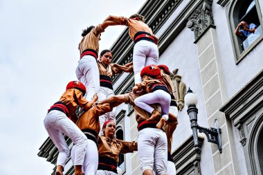 Igualada, Barcelona; 25 Ağustos 2024: Şehrin ana festivalinde Xiquets de Reus grubunun insan kulesi performansı