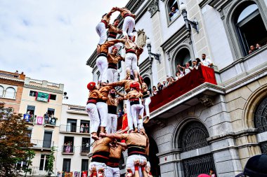 Igualada, Barcelona; 25 Ağustos 2024: Şehrin ana festivalinde Xiquets de Reus grubunun insan kulesi performansı
