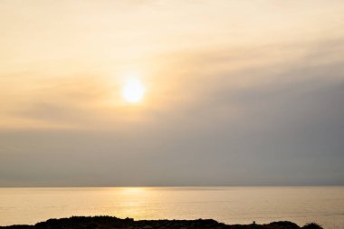 Menorca, Balearic Adaları sahilinde turuncu gökyüzü ile güzel bir gün batımı. Gün batımı, doğa