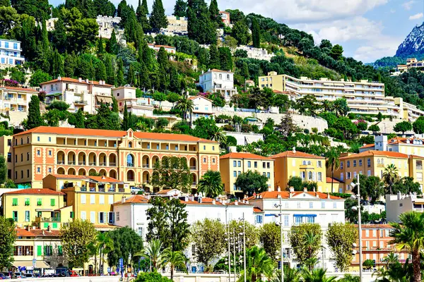 Fransız Rivierası 'ndaki Menton şehrinin tarihi merkezinin renkli sokakları, Cote d' Azur, Fransa
